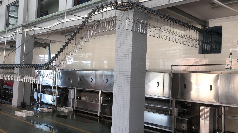 鸡笼清洗系统：提升养殖卫生与效率的自动化解决方案鸡笼清洗系统：提升养殖卫生与效率的自动化解决方案  在禽类养殖行业中，鸡笼的清洁与消毒是保证鸡只健康和预防疾病传播的关键环节。传统的人工清洗方式不仅劳动强度大，而且效率低下，难以满足现代养殖业的发展需求。鸡笼清洗系统作为一种自动化的清洗设备，通过集成的冲洗、浸泡和灭菌单元，实现了鸡笼的高效清洗和消毒，显著提高了养殖卫生标准和工作效率。  工作原理： 鸡笼清洗系统通常包括冲洗单元、浸泡单元和灭菌单元。冲洗单元通过传送装置将鸡笼传送至浸泡单元，浸泡单元再将鸡笼传送至灭菌单元，完成鸡笼的全面清洗与消毒。这一过程主要依赖于高压水流的冲击作用，以及高温水的消毒效果。在冲洗单元中，多个喷头会持续喷出75°以上的高温水，以去除鸡笼上的鸡毛、鸡粪及其他大颗粒物，达到灭菌的效果。随后，鸡笼进入浸泡单元，其中75°以上的高温水对鸡笼进行进一步的浸泡消毒。最后，灭菌单元通过电机驱动的链条和卡勾推动鸡笼前进，同时喷头喷出高温消毒水，确保鸡笼在灭菌单元内进行足够时间的消毒液浸泡灭菌  。  优势特点：  **高效率清洗：**自动化的清洗流程大大提高了鸡笼的清洗速度，减少了人工清洗的时间和劳动力成本。 **全面消毒：**通过高温水的冲洗和浸泡，鸡笼清洗系统能够确保鸡笼的每个角落都得到有效消毒，降低疾病传播的风险。 **操作简便：**设备通常配备有自动化控制系统，操作简单，易于维护，适应各种规模的养殖企业。 **耐用性：**采用不锈钢和其他耐腐蚀材料制造，确保了设备的耐用性和稳定性。 应用领域： 鸡笼清洗系统广泛应用于禽类养殖、屠宰加工、食品加工等多个行业。在这些领域，鸡笼清洗系统不仅提高了清洗效率，还有助于提升食品的卫生安全标准。  选购要点： 在选择鸡笼清洗系统时，应考虑以下关键因素：  **清洗效果：**确保机器能够提供彻底的清洗和消毒效果。 **自动化程度：**选择自动化程度高、操作简便的机型，以提高清洗效率和减少人工干预。 **耐用性：**选择结构坚固、材料耐用的机型，以确保长期稳定的运行。 **节能性：**考虑机器的能耗和水耗，选择节能节水的机型，以降低长期运营成本。 随着技术的不断进步，鸡笼清洗系统将继续在提升养殖卫生标准、提高清洗效率方面发挥关键作用，为禽类养殖业的可持续发展提供强有力的支持。